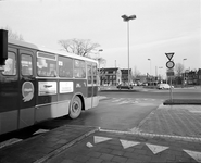 855300 Afbeelding van een stadsbus lijn 9, die rijdt over de busbaan op de Kanaalstraat te Utrecht; de bus rijdt ...